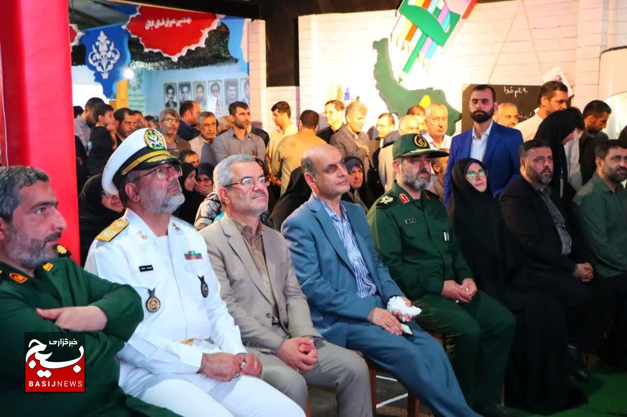 غرفه «پرچمداران تعلیم و تربیت» با مشارکت دانش‌آموزان، پیام شهدا را به نسل امروز می رساند
