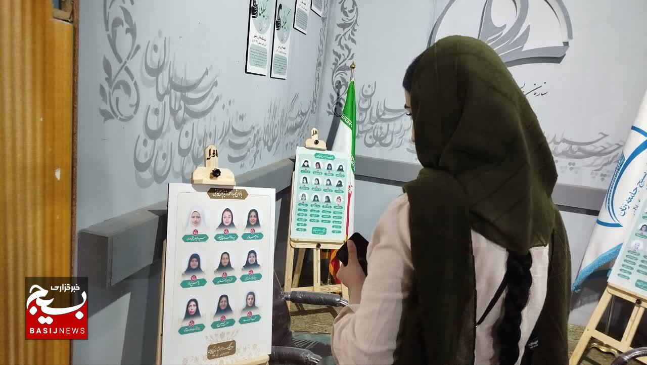 روایت مسئول سازمان بسیج جامعه زنان سپاه قدس گیلان از غرفه «پرچمداران هویت زن مسلمان»
