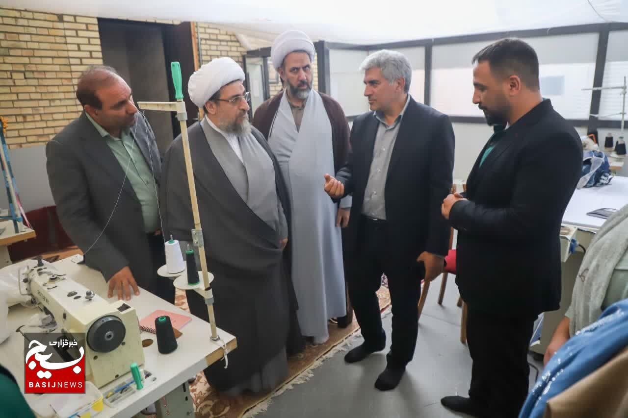 نماینده ولی فقیه در آذربایجان شرقی پای صحبت کارآفرینان مرکز اشتغال بانوان شهر سهند نماینده ولی فقیه در آذربایجان شرقی پای صحبت کارآفرینان مرکز اشتغال بانوان شهر سهند