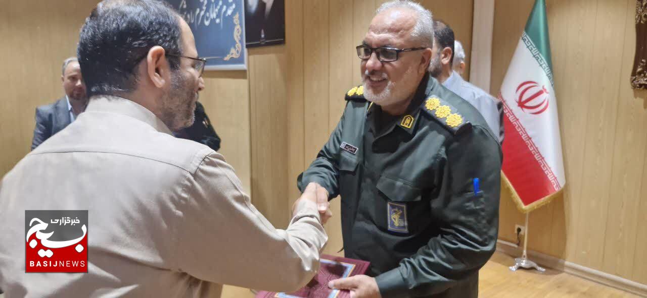 تجلیل از خدمات جهادی مدیرعامل و فرمانده بسیج پالایشگاه تبریز در نشست هم‌اندیشی بسیج کارگری