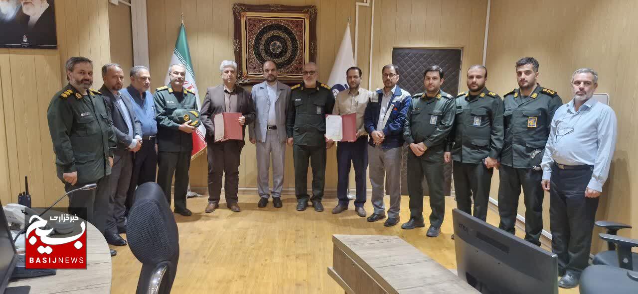 تجلیل از خدمات جهادی مدیرعامل و فرمانده بسیج پالایشگاه تبریز در نشست هم‌اندیشی بسیج کارگری