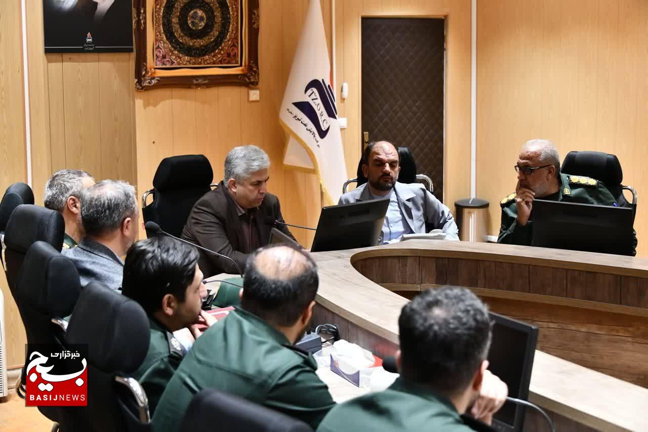 تجلیل از خدمات جهادی مدیرعامل و فرمانده بسیج پالایشگاه تبریز در نشست هم‌اندیشی بسیج کارگری