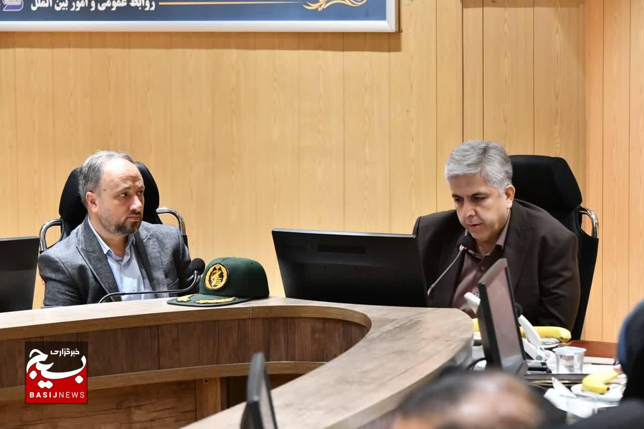 تجلیل از خدمات جهادی مدیرعامل و فرمانده بسیج پالایشگاه تبریز در نشست هم‌اندیشی بسیج کارگری