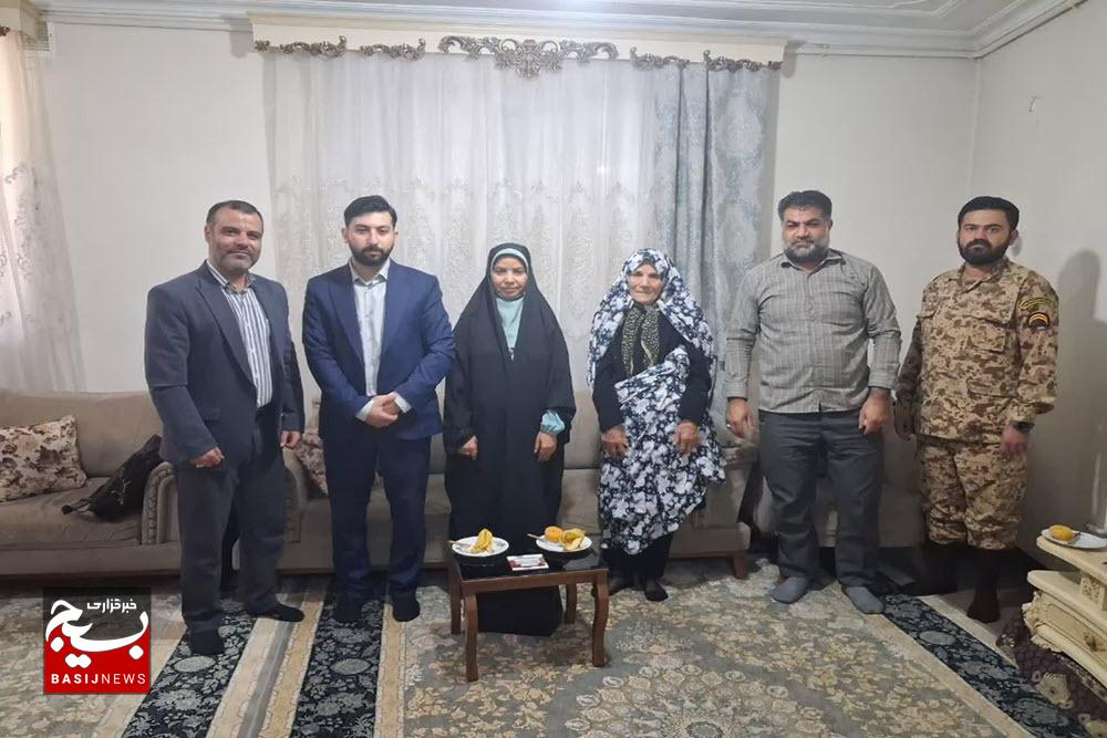 دیدار جمعی از وکلا و کارشناسان دفتر حمایت حقوقی از ایثارگران دادگستری استان همدان با خانواده شهدا