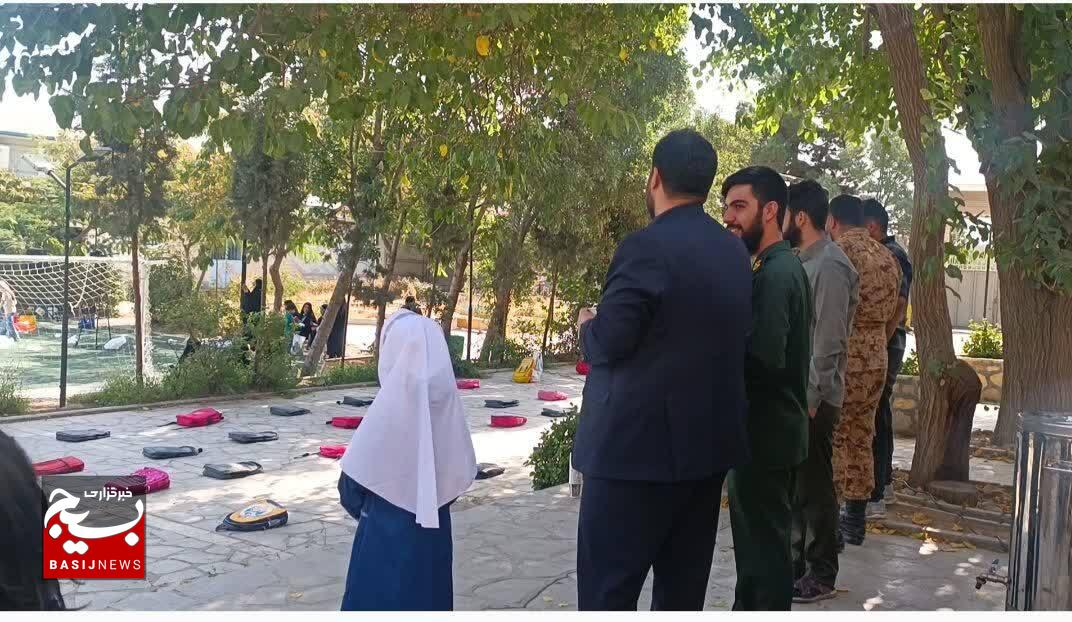 پویش «هم‌کلاسی مهربان» در مشهد؛۱۱۰ بسته لوازم‌التحریر به دانش‌آموزان بی‌سرپرست رسید