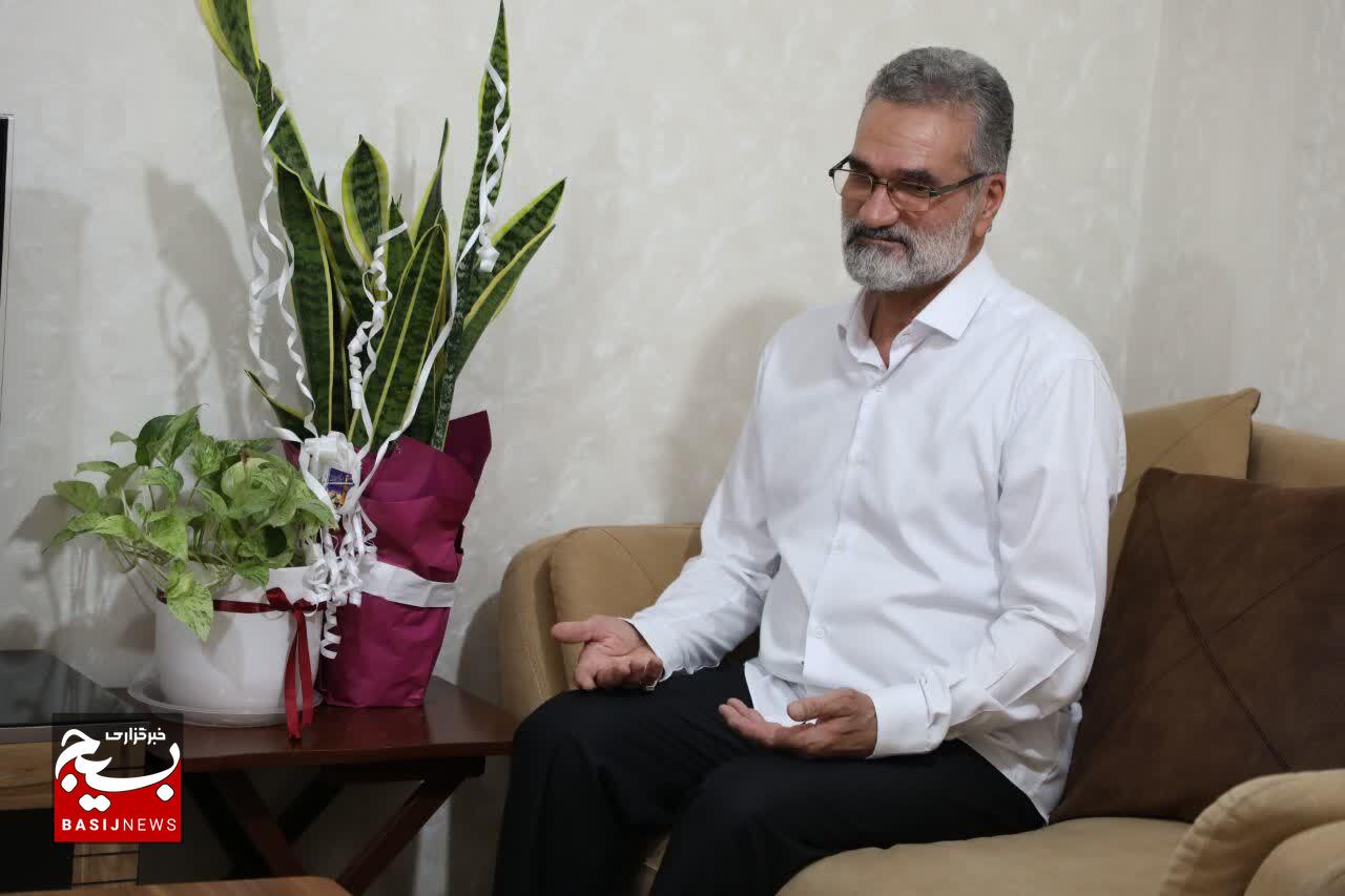 دیدار فرمانده سپاه قدس گیلان با خانواده شهید مدافع حرم «سعید مسافر» در رشت دیدار فرمانده سپاه قدس گیلان با خانواده شهید مدافع حرم «سعید مسافر» در رشت