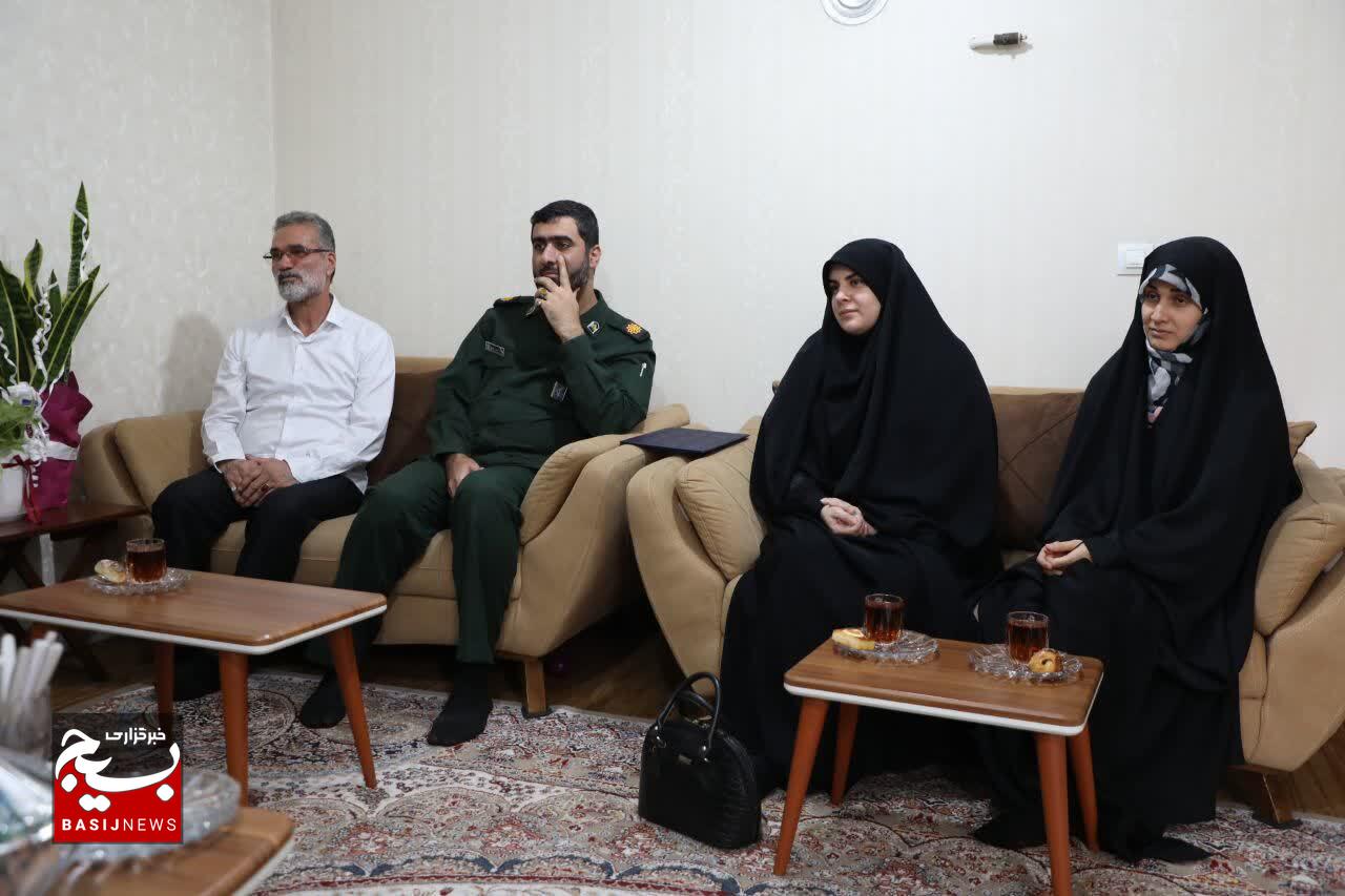 دیدار فرمانده سپاه قدس گیلان با خانواده شهید مدافع حرم «سعید مسافر» در رشت دیدار فرمانده سپاه قدس گیلان با خانواده شهید مدافع حرم «سعید مسافر» در رشت