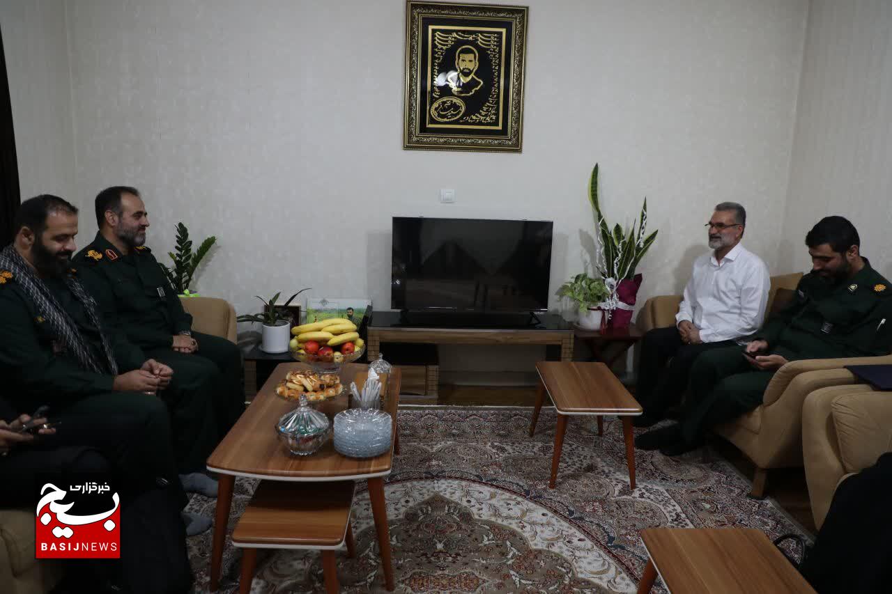دیدار فرمانده سپاه قدس گیلان با خانواده شهید مدافع حرم «سعید مسافر» در رشت دیدار فرمانده سپاه قدس گیلان با خانواده شهید مدافع حرم «سعید مسافر» در رشت