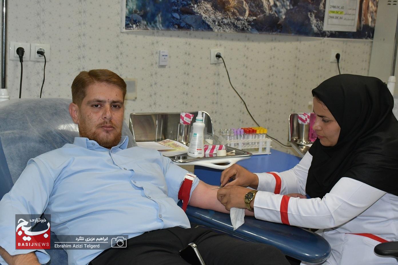 اهدای خون اساتید بسیجی کهگیلویه و بویراحمد در نخستن روز هفته دفاع مقدس