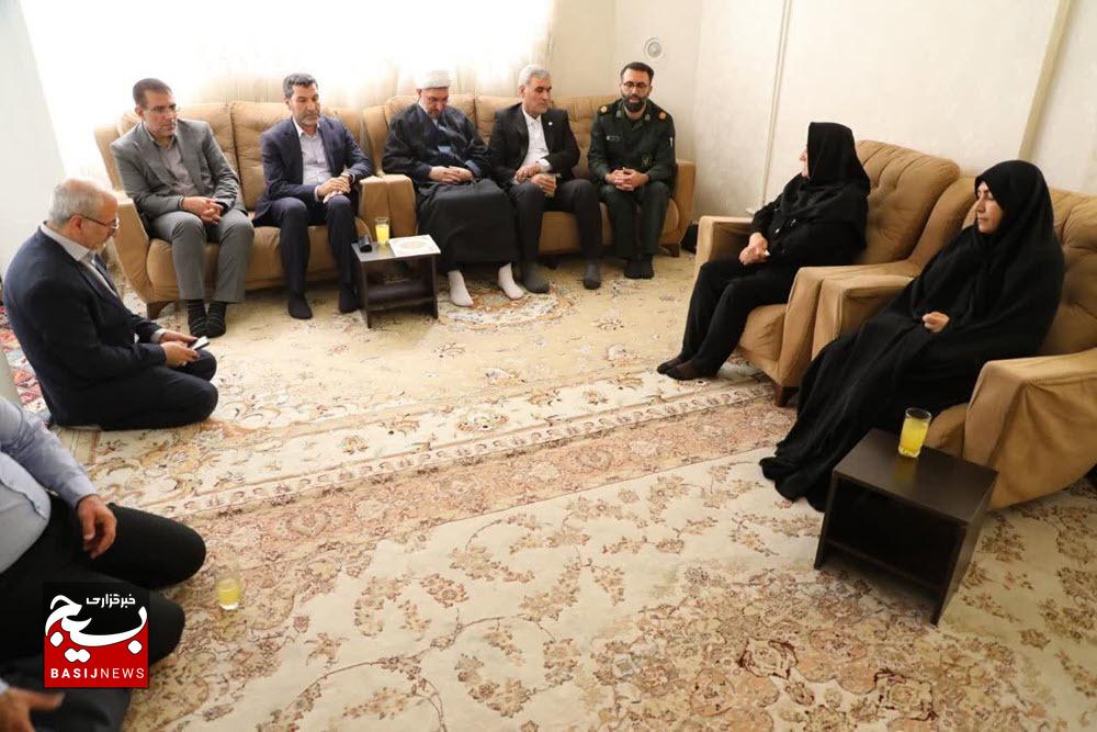 دیدار جمعی از مسئولین استان همدان با خانواده شهیده لطفی
