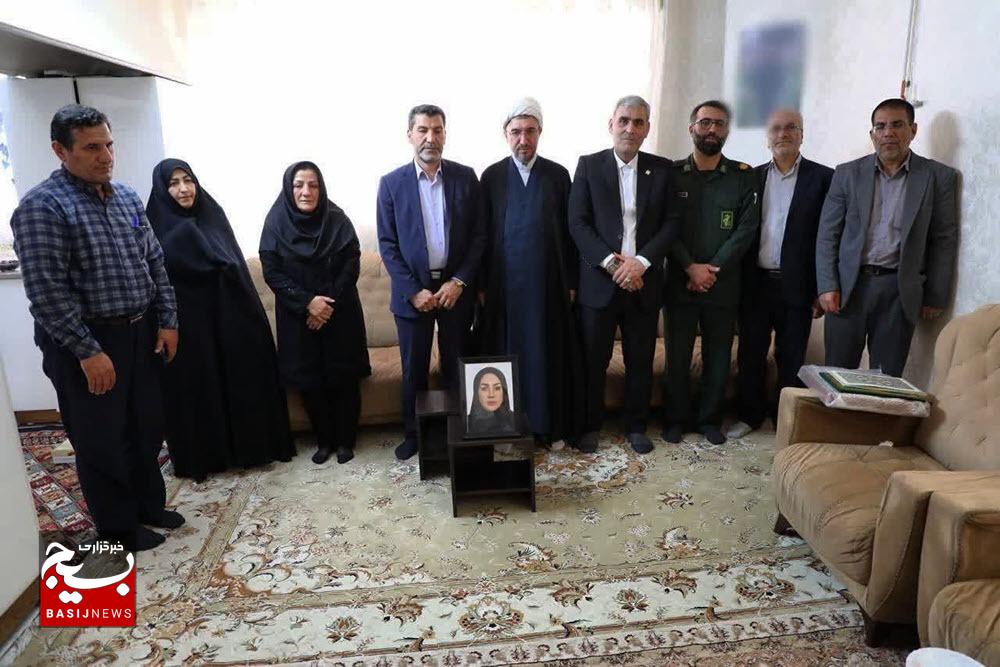 دیدار جمعی از مسئولین استان همدان با خانواده شهیده لطفی