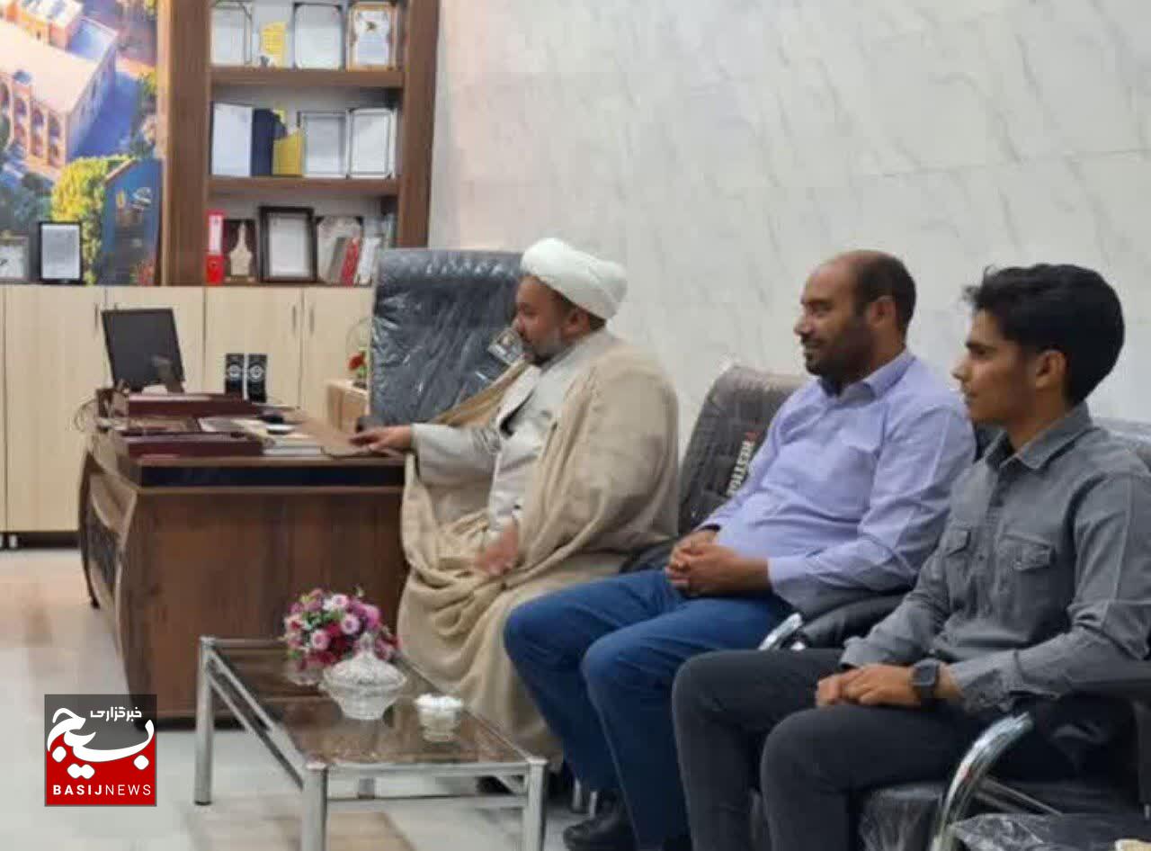 عکس کلاژ نباشد ////‌از خداقوت به خبرنگاران تا تأکید بر رسالت امیدآفرینی؛ روایت دیدار در دفتر خبرگزاری بسیج خواف