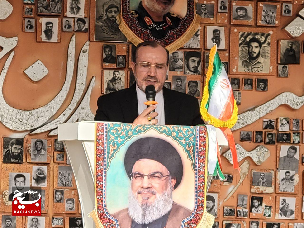 زنگ مهر و مقاومت با حضور خانواده شهدای جنگ ۱۲ روزه در شهرستان ساوجبلاغ نواخته شد+تصاویر زنگ مهر و مقاومت با حضور خانواده شهدای جنگ ۱۲ روزه در شهرستان ساوجبلاغ نواخته شد+تصاویر