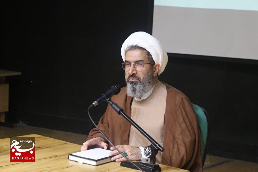 ولایت فقیه ستون خیمه نظام اسلامی در مقابل تهاجم همهجانبه نظام سلطه است ولایت فقیه ستون خیمه نظام اسلامی در مقابل تهاجم همهجانبه نظام سلطه است