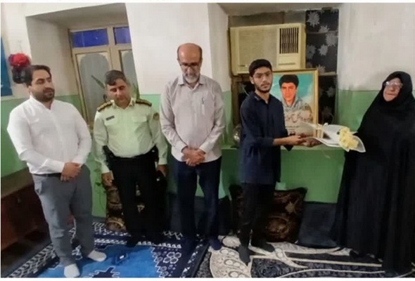 دیدار با خانوده دانش آموز شهید خورشید خلیلی دیدار با خانوده دانش آموز شهید خورشید خلیلی