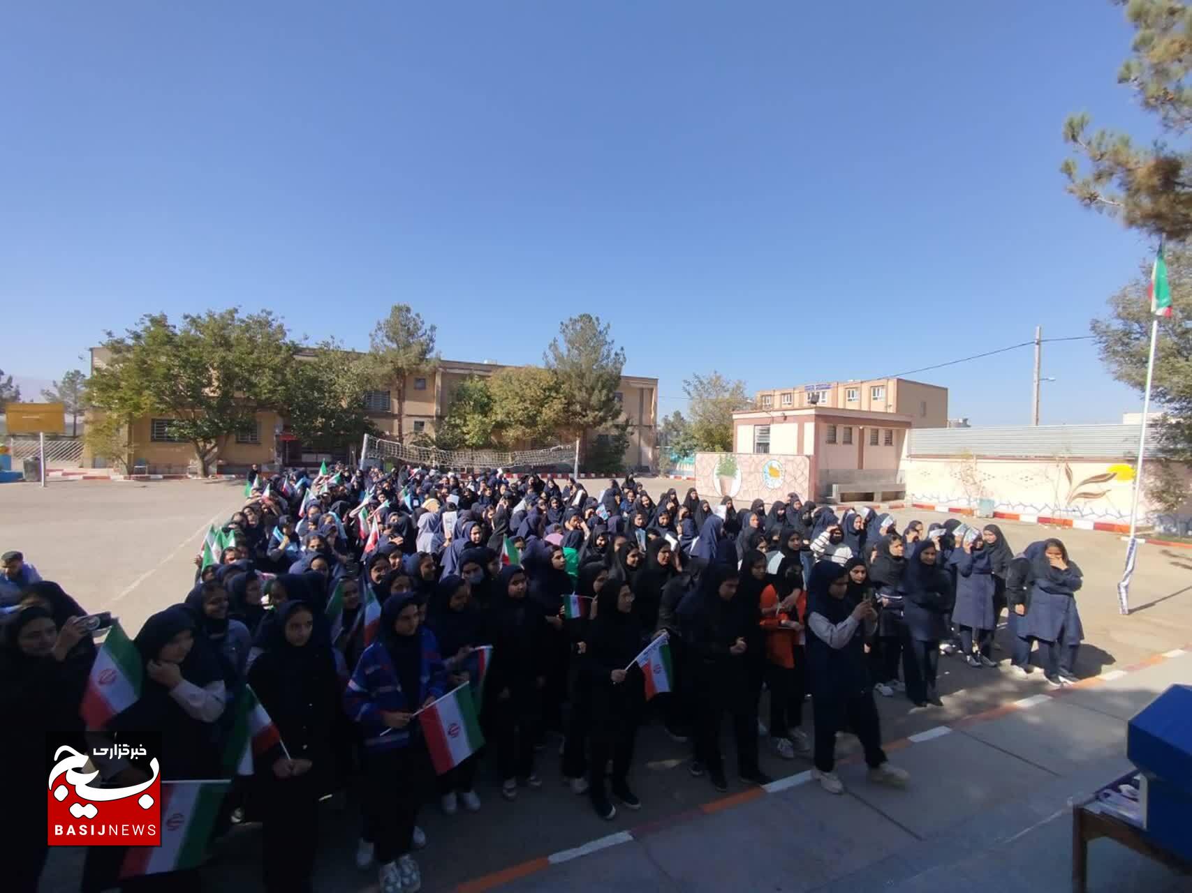 برگزاری جشن عاطفهها در دبیرستان آیت الله خامنهای شهر نصرآباد برگزاری جشن عاطفهها در دبیرستان آیت الله خامنهای شهر نصرآباد