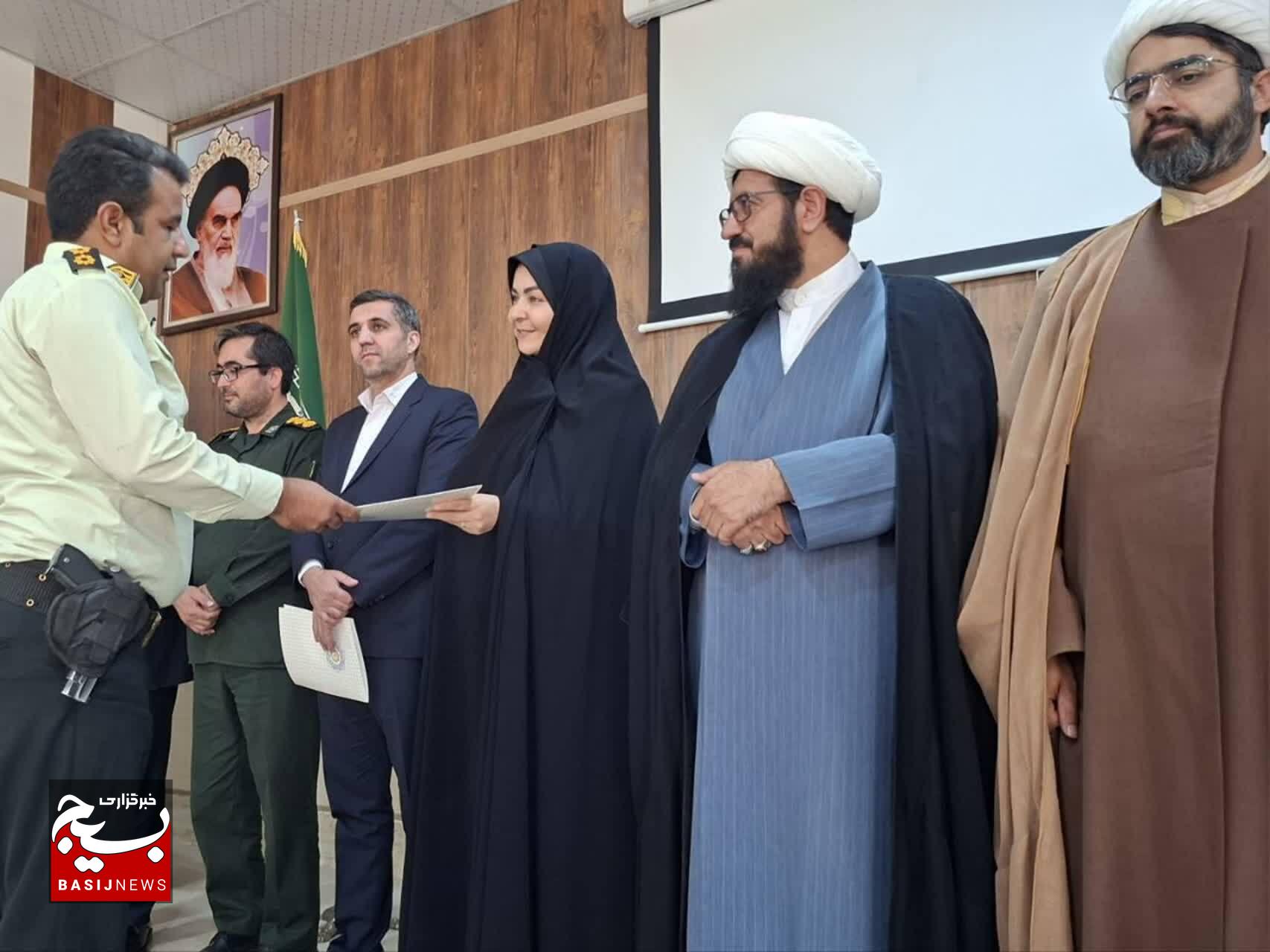 تجلیل از تلاشهای سبزپوشان امنیت و خیرین حوزه انتظامی در هفته فراجا در مه ولات تجلیل از تلاشهای سبزپوشان امنیت و خیرین حوزه انتظامی در هفته فراجا در مه ولات