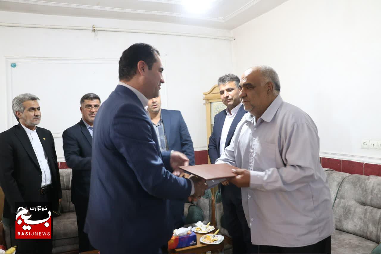 تجلیل مسئول سازمان بسیج حقوق‌دانان کشور از خانواده معظم شهدای کهگیلویه و بویراحمد