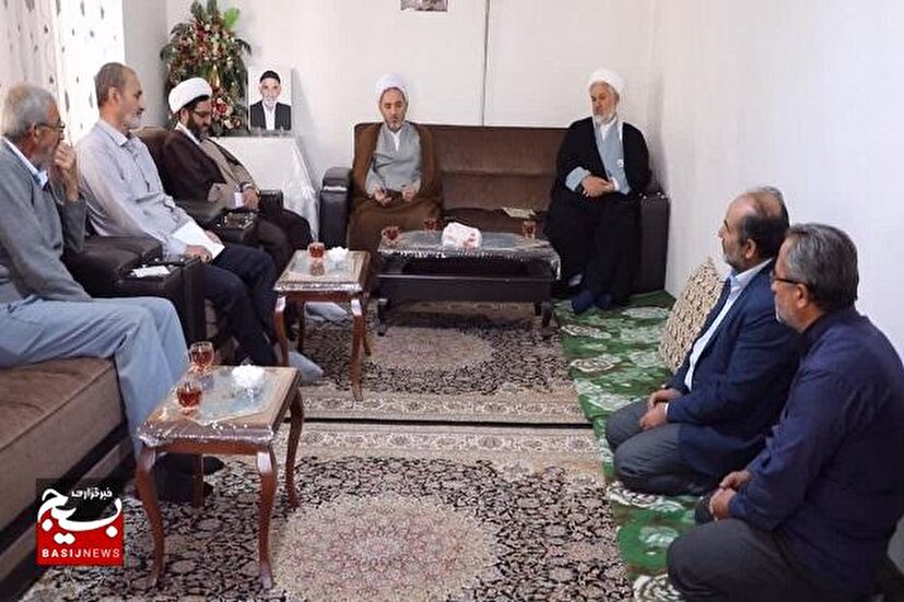 شهدا یک  مسیر نورانی پیش‌روی ملت ایران ترسیم کردند