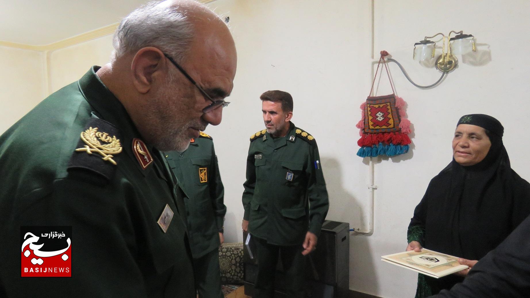 دیدار جمعی از فرماندهان سپاه با خانواده شهدای شهرستان بویراحمد دیدار جمعی از فرماندهان سپاه با خانواده شهدای شهرستان بویراحمد