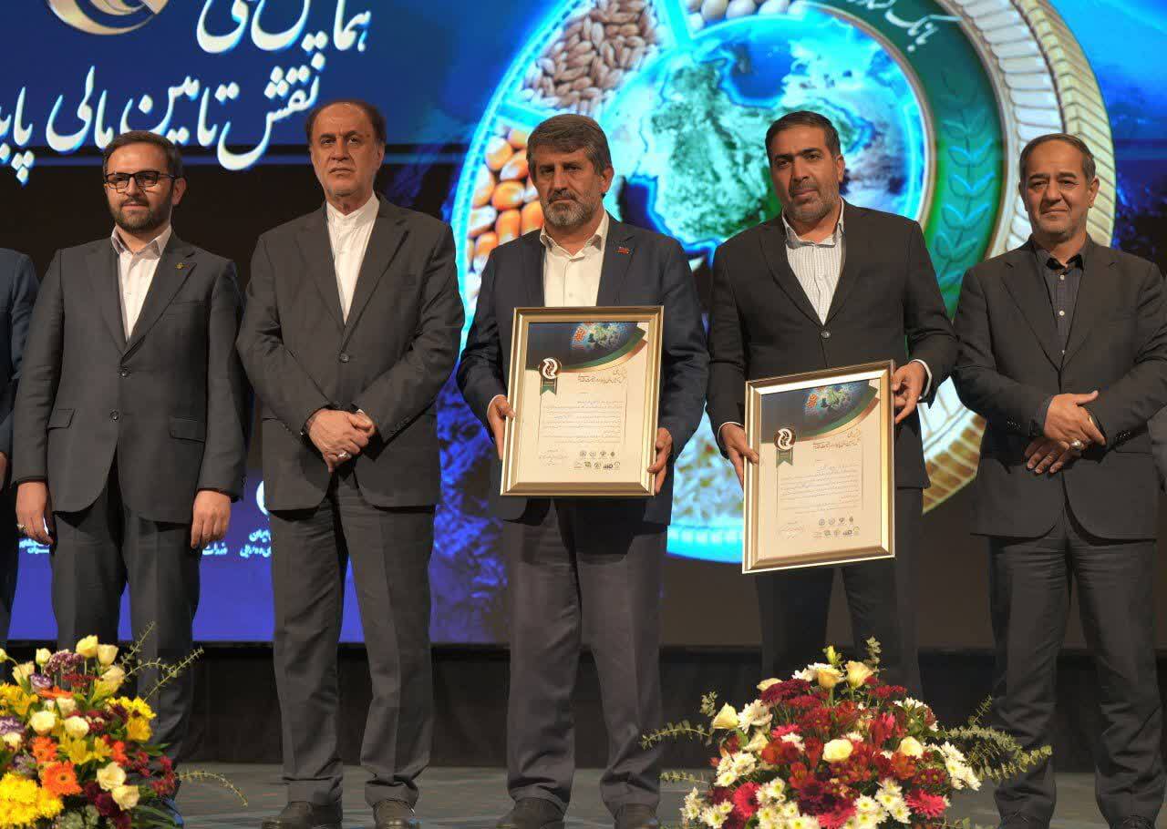 تراکتورسازی نشان برتر امنیت غذایی کشور را دریافت کرد تراکتورسازی نشان برتر امنیت غذایی کشور را دریافت کرد