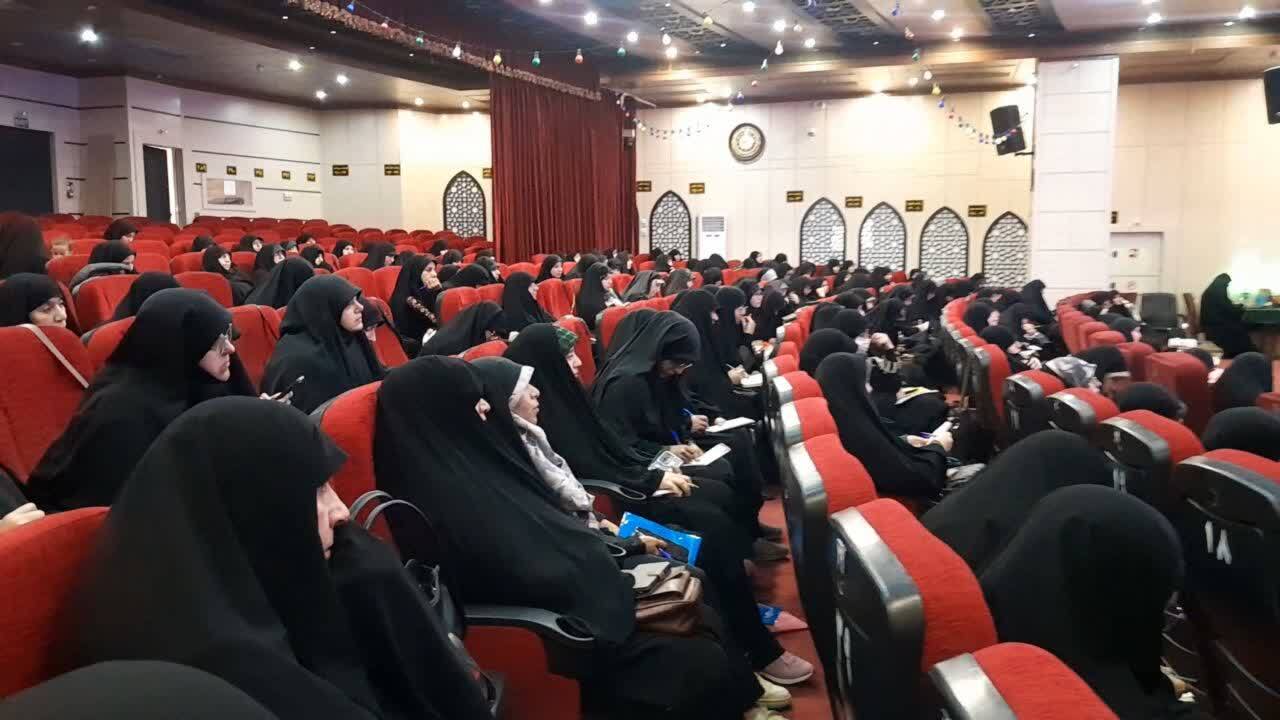 ضرورت حضور فعال طلاب خواهر بسیجی در عرصه‌های سه‌گانه / تضمین شکست دشمنان با هدایت معنوی طلاب و صبر و سکینه