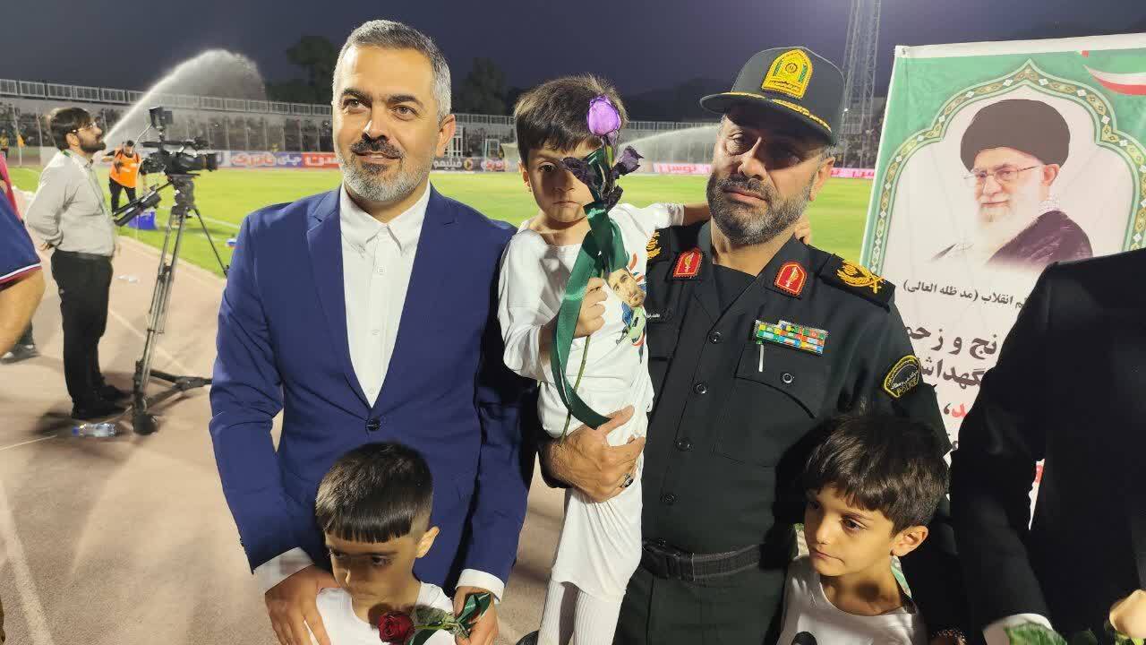 فرزندان شهدای انتظامی حاملان پرچم امنیت در دیدار خیبر و پرسپولیس