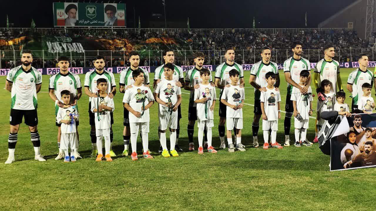 فرزندان شهدای انتظامی حاملان پرچم امنیت در دیدار خیبر و پرسپولیس