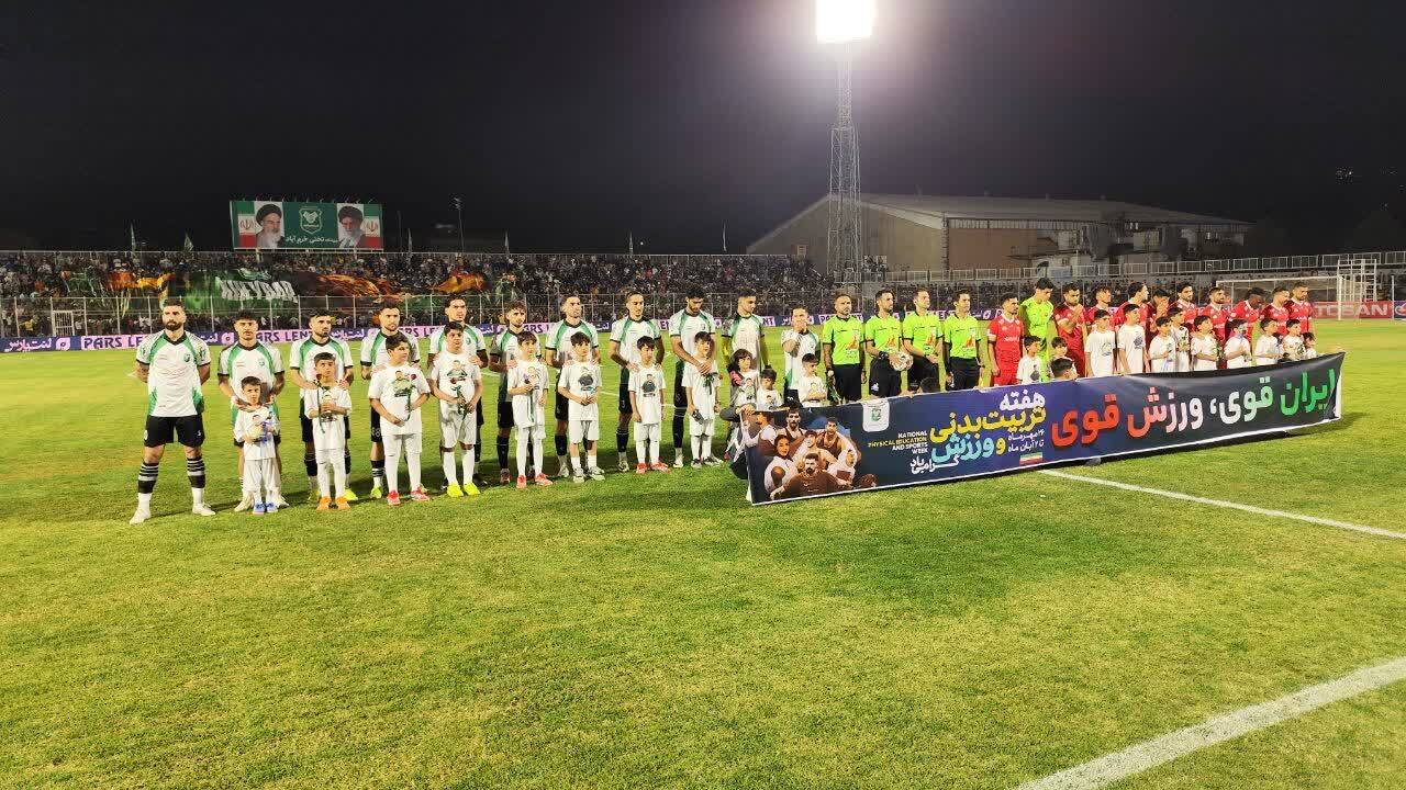 فرزندان شهدای انتظامی حاملان پرچم امنیت در دیدار خیبر و پرسپولیس