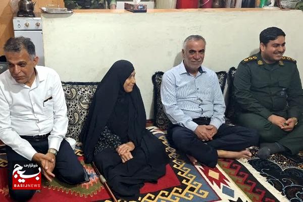 ادای احترام جانشین فرماندهی سپاه کنگان به دو شهید کنگانی