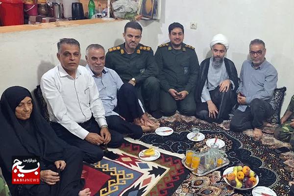 ادای احترام جانشین فرماندهی سپاه کنگان به دو شهید کنگانی
