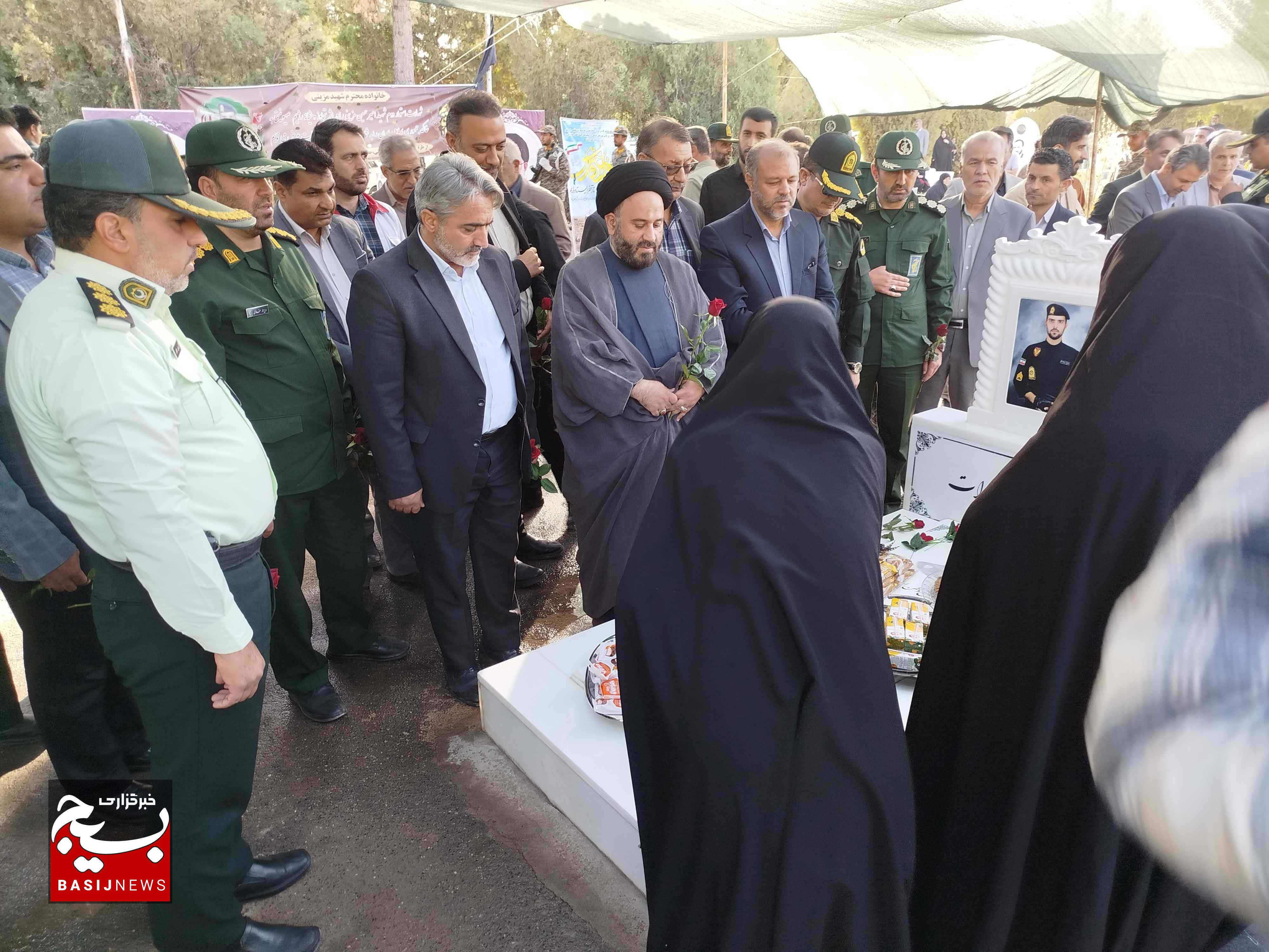 هفته دفاع مقدس متعلق به شهدای عزیزی است هفته دفاع مقدس متعلق به شهدای عزیزی است