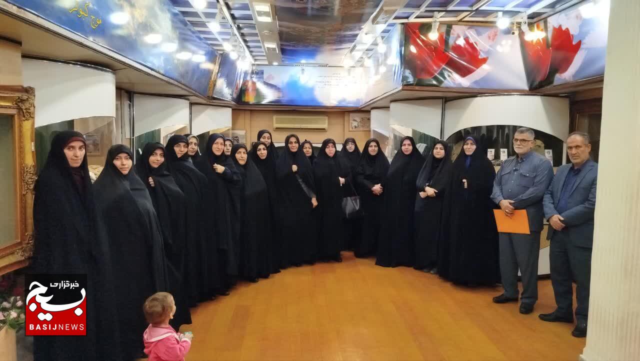 بازدید اعضای کمیته زنان و دفاع مقدس استان گیلان از موزه دفاع مقدس رشت همراه با روایتگری ایثار و مقاومت