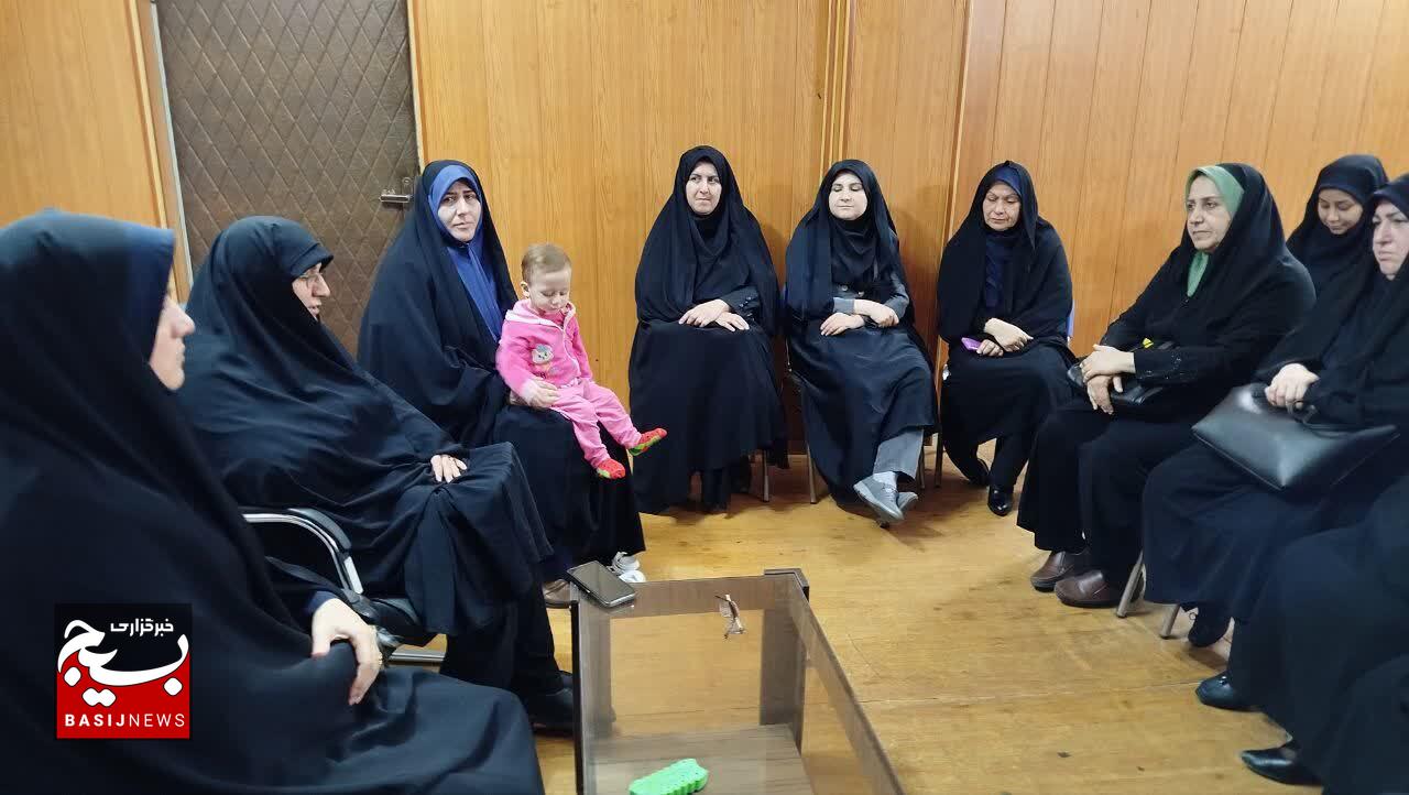 بازدید اعضای کمیته زنان و دفاع مقدس استان گیلان از موزه دفاع مقدس رشت همراه با روایتگری ایثار و مقاومت