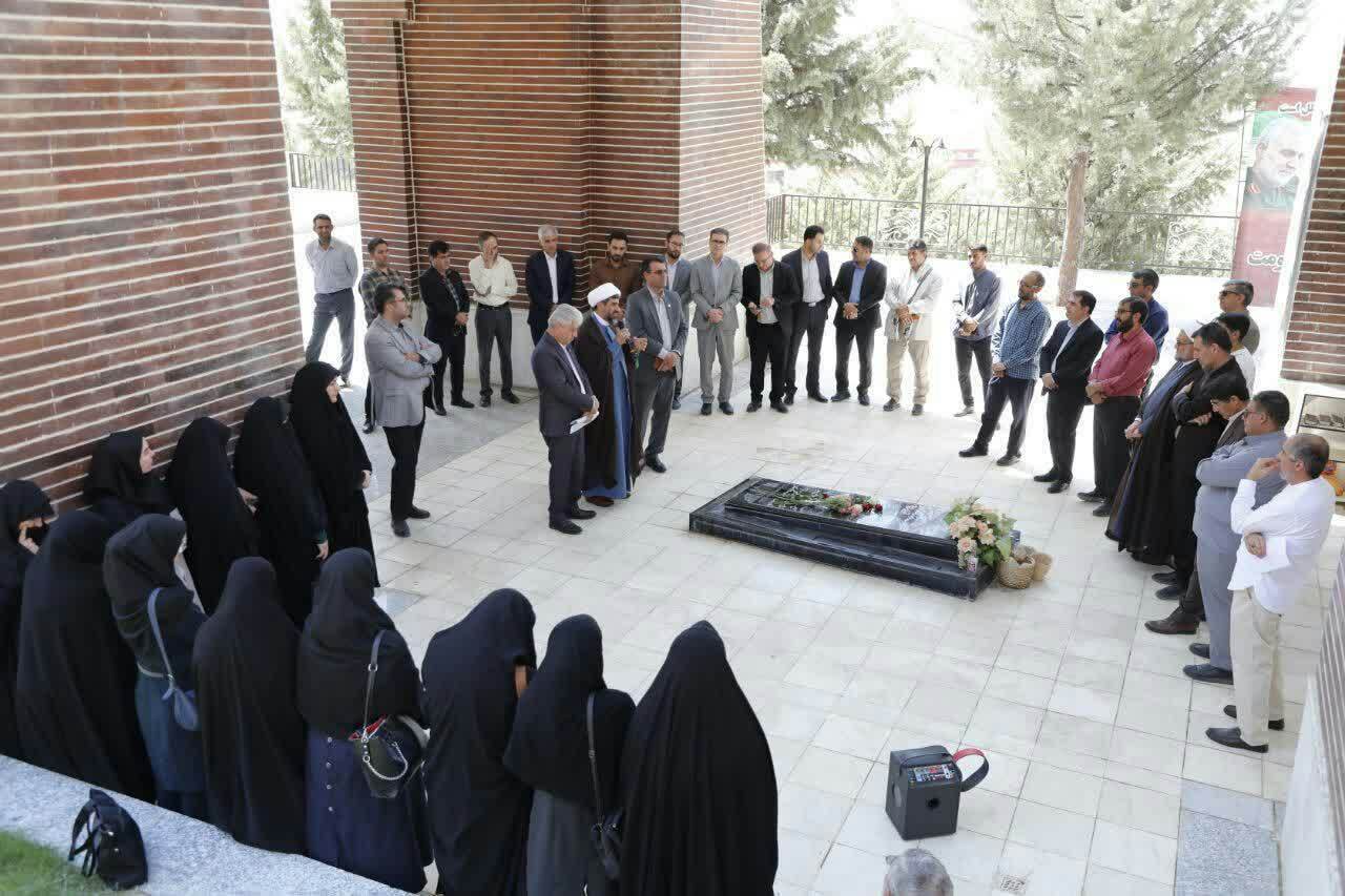 آئین غبارروبی و عطرافشانی مزار شهدای گمنام در دانشگاه های مرکز استان