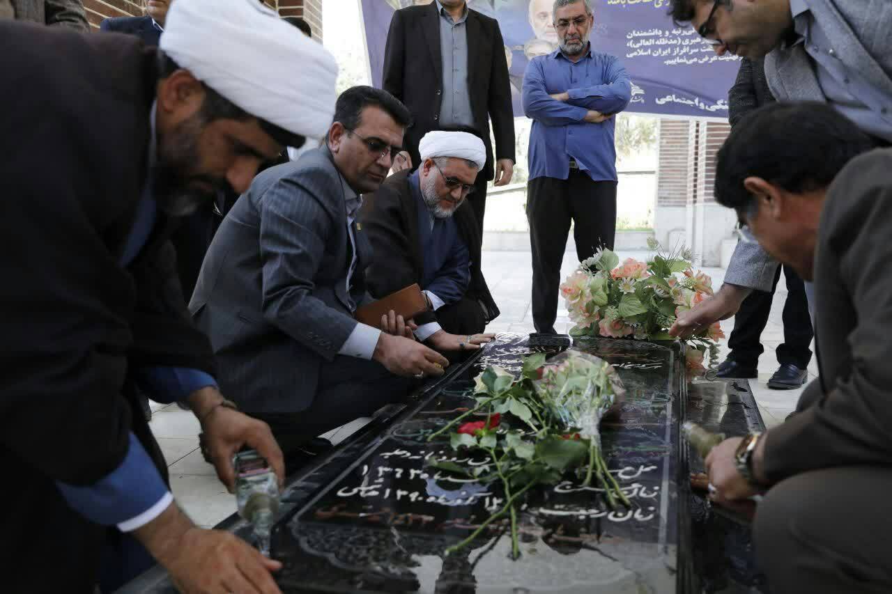آئین غبارروبی و عطرافشانی مزار شهدای گمنام در دانشگاه های مرکز استان