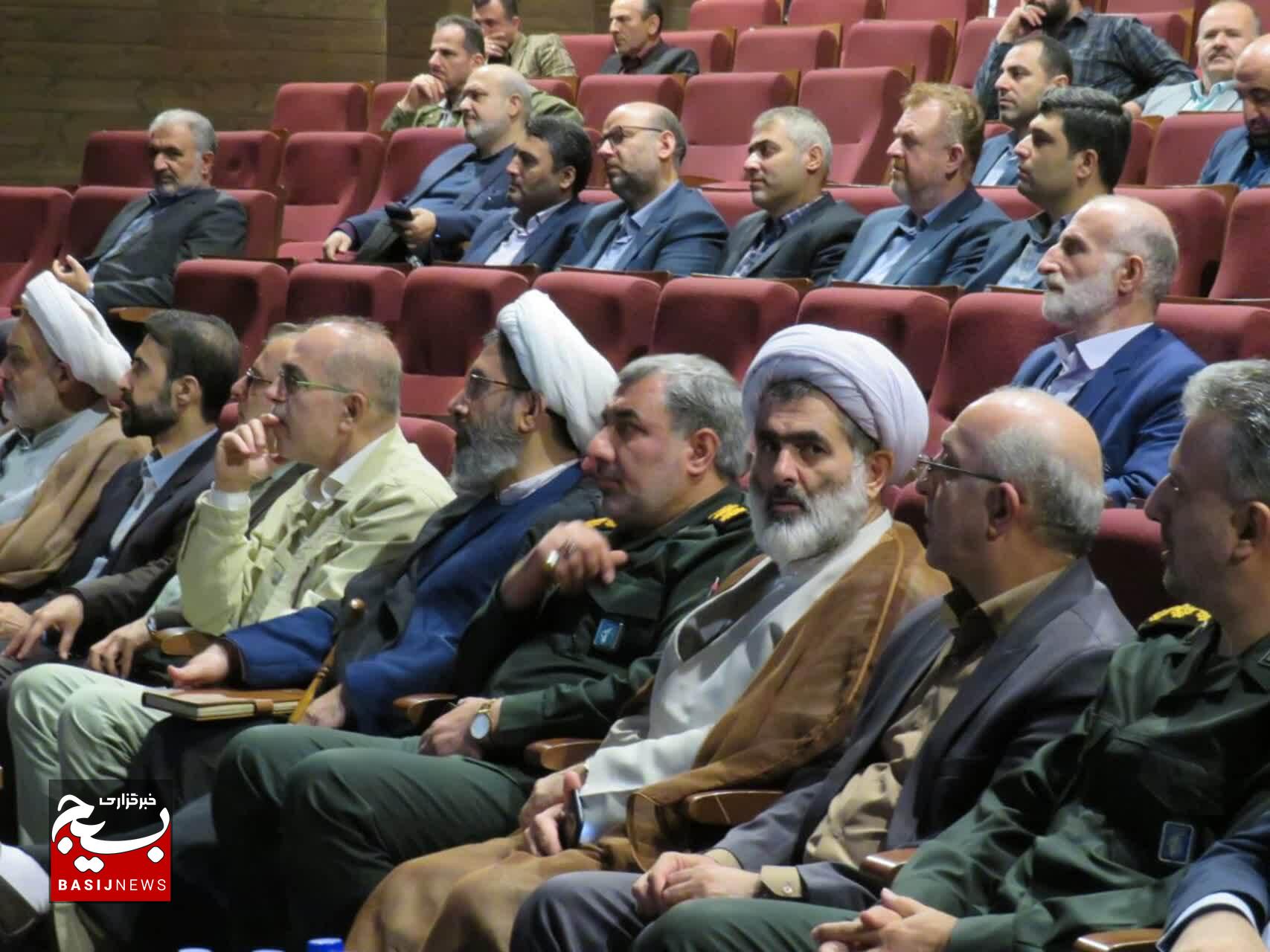 کارمندان در خط مقدم مدیریت جهادی و مقاومت فرهنگی ایستاده‌اند