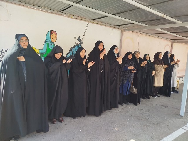 گرامیداشت هفتۀ دفاع مقدس با حضور مسئولان و دانش‌آموزان مدرسه ۱۲ محرم برگزار شد