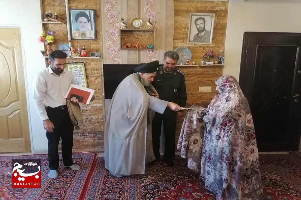 دیدار مسئول سازمان بسیج کارگران وکارخانجات استان همدان با خانواده شهدا