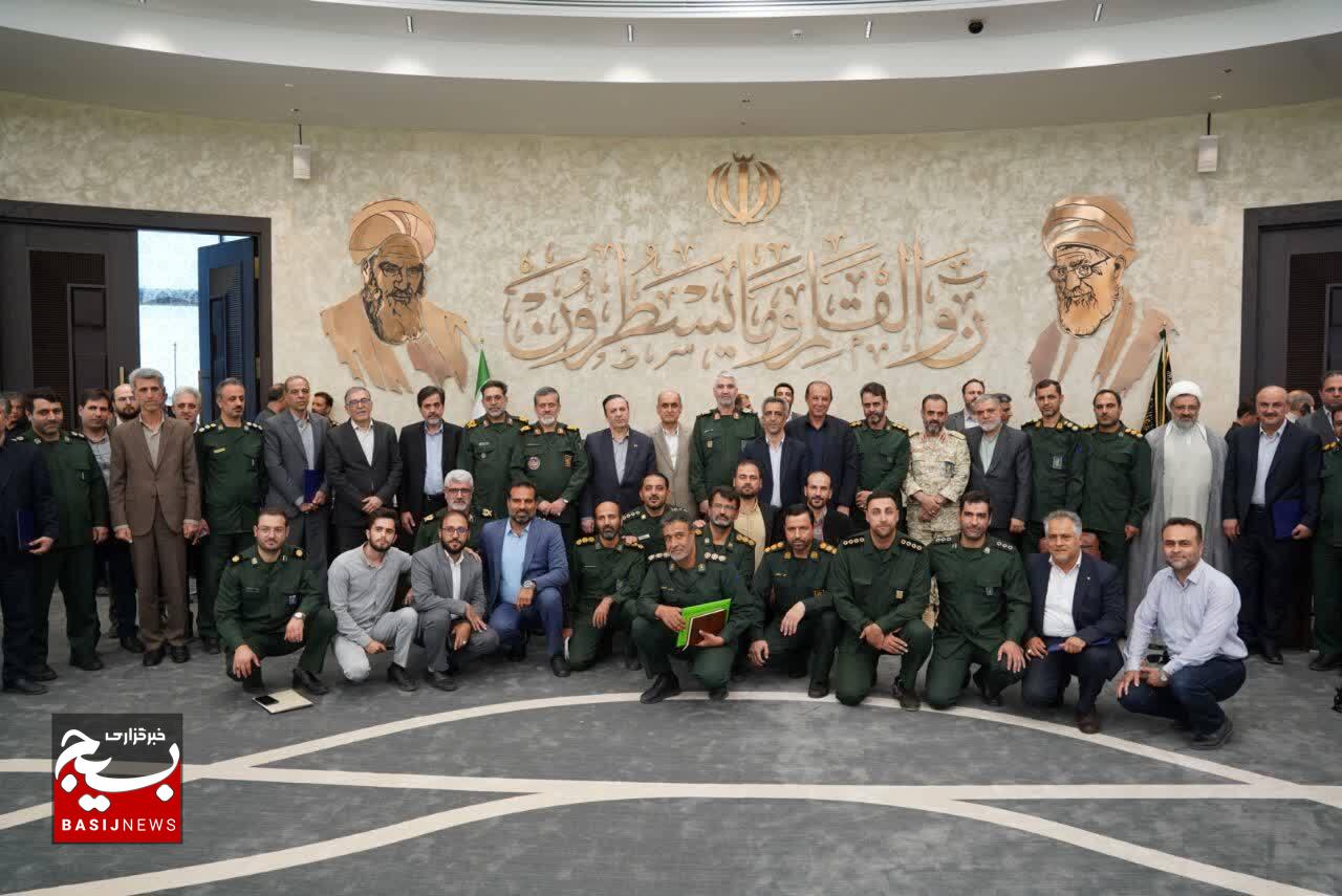 قدردانی از فرمانده سپاه قدس گیلان در جلسه منطقه‌ای قرارگاه شهید شاطری سپاه پاسداران انقلاب اسلامی 