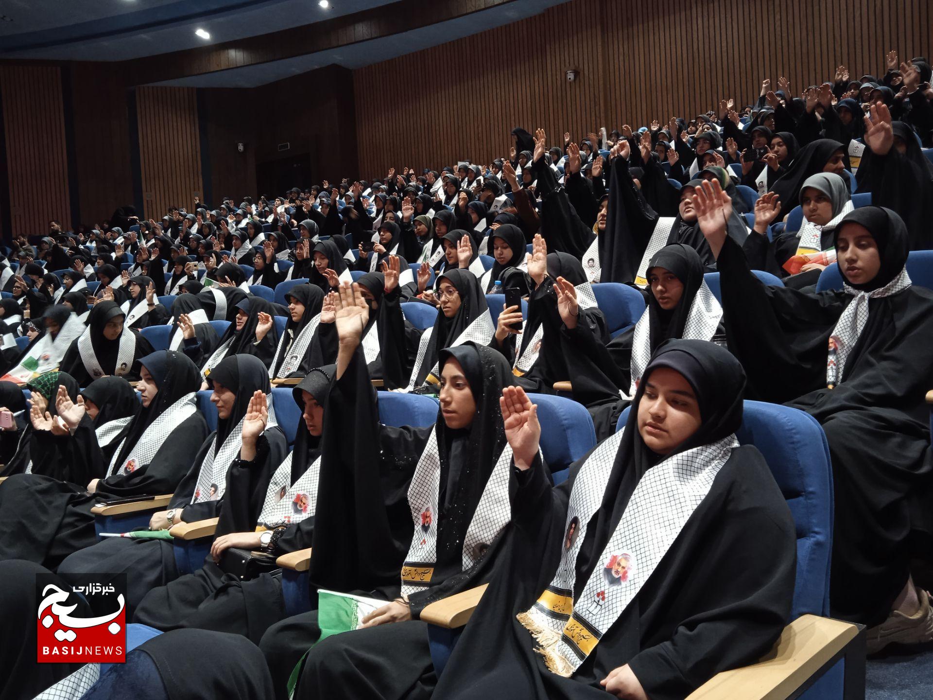 تحلیف فرماندهان بسیج دانش آموزی خراسان رضوی
