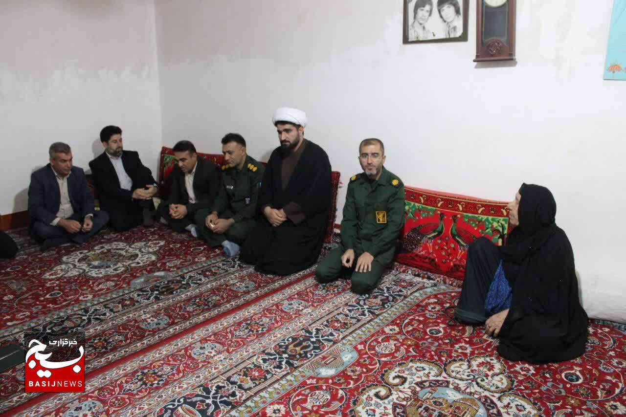 تجلیل از خانواده معظم دانش آموز شهید محمد زاده در شهرستان چرام