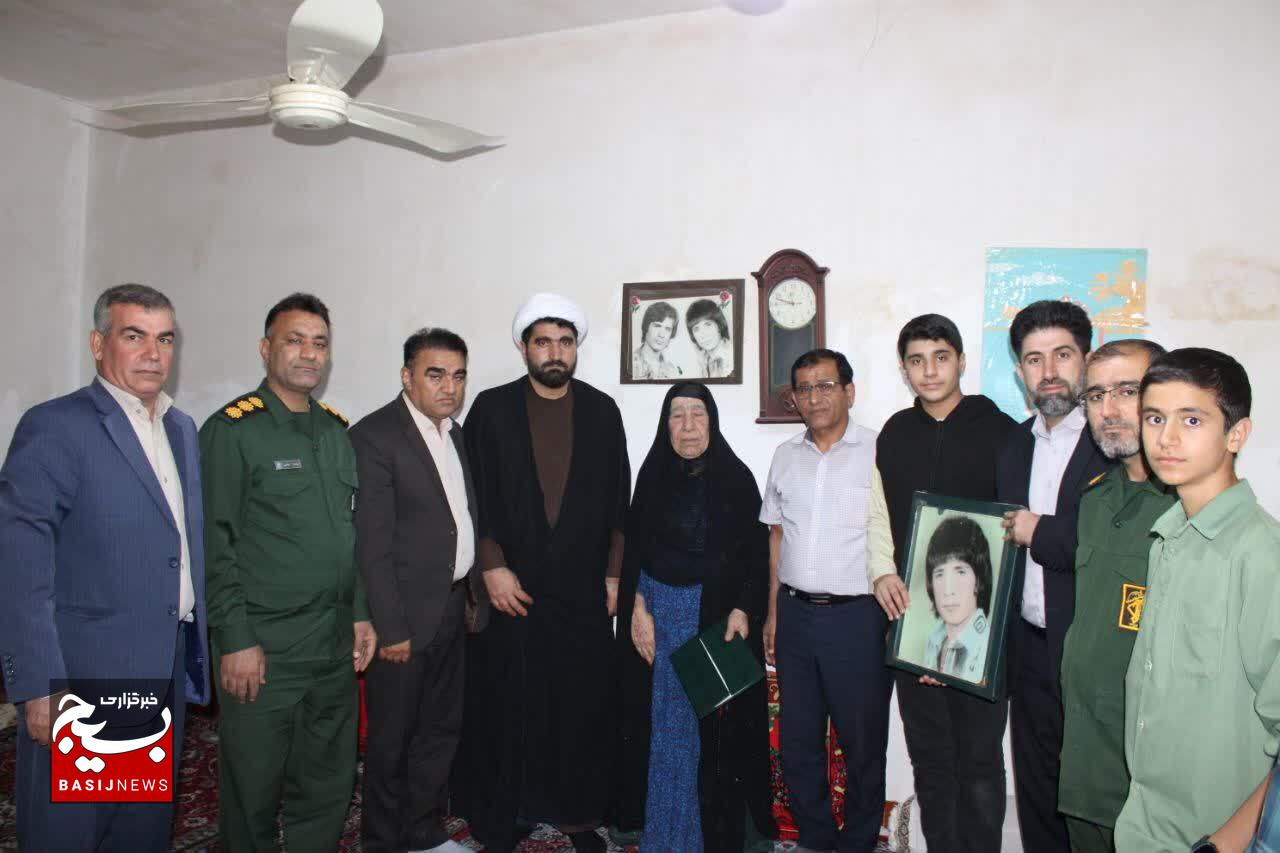 تجلیل از خانواده معظم دانش آموز شهید محمد زاده در شهرستان چرام
