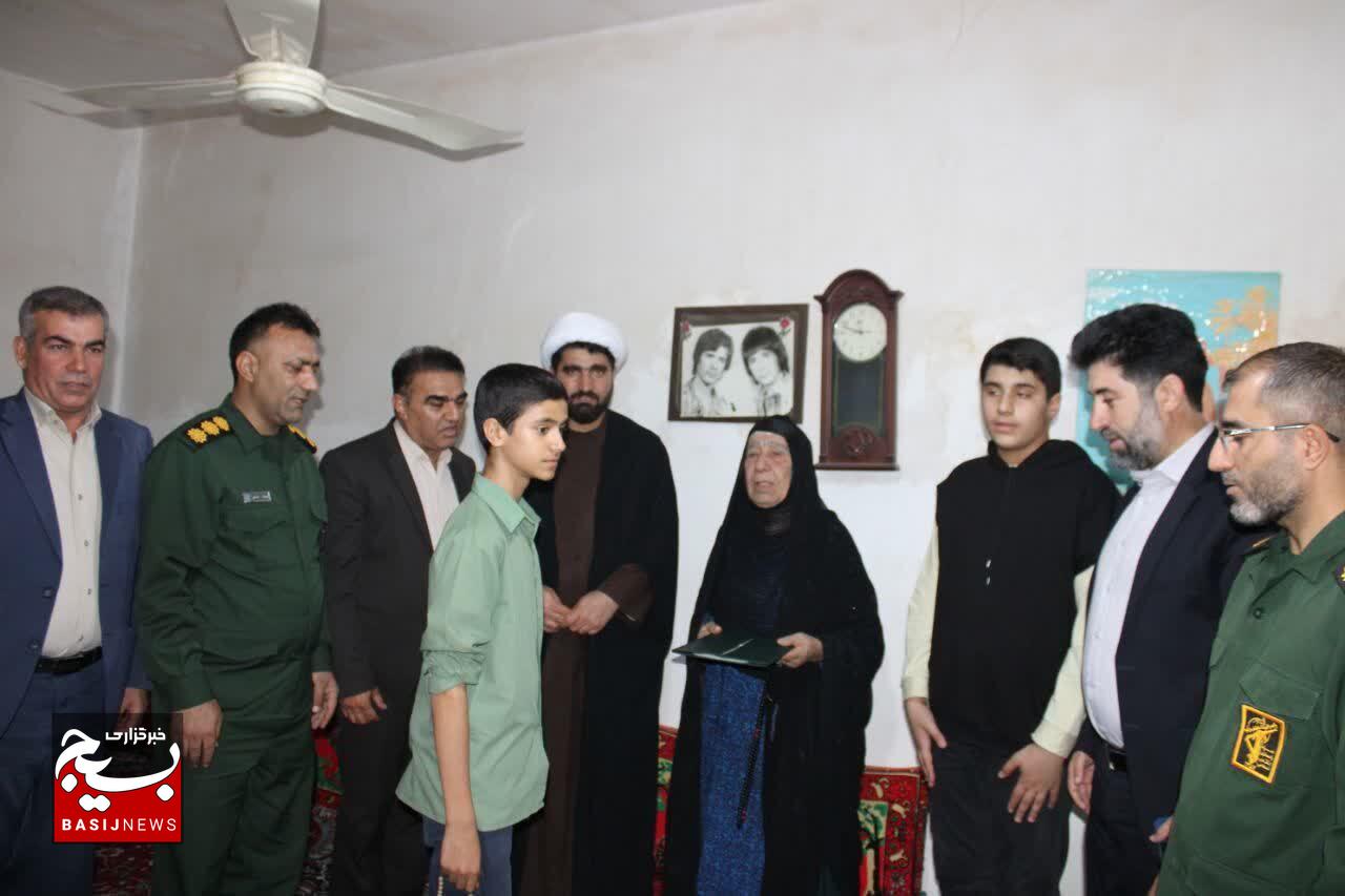 تجلیل از خانواده معظم دانش آموز شهید محمد زاده در شهرستان چرام