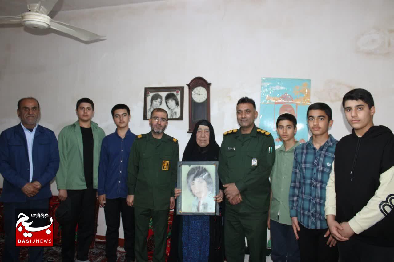 تجلیل از خانواده معظم دانش آموز شهید محمد زاده در شهرستان چرام