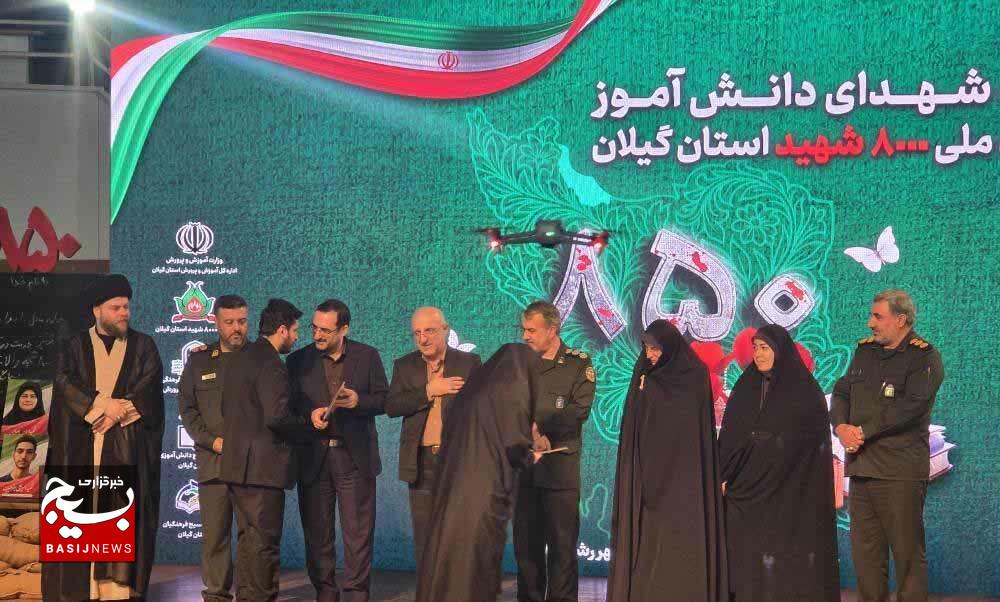 مبارزه با استکبار راه شهدا است مبارزه با استکبار راه شهدا است