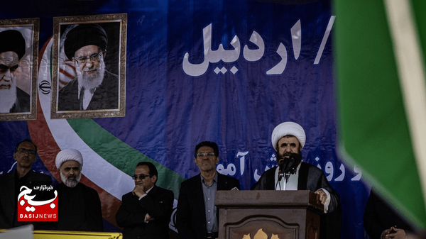 مبارزه با استکبار جهانی روح اسلام است