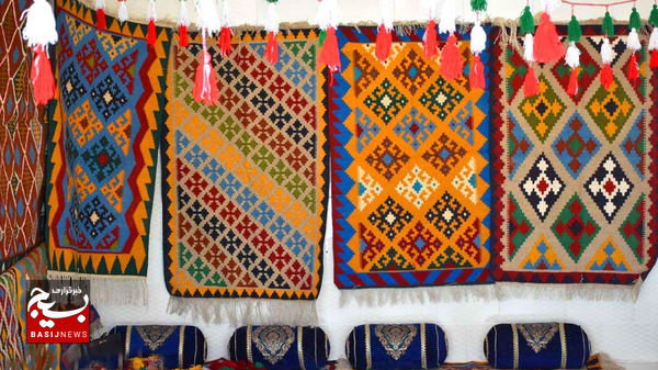 حضور هنرمندان صنایع دستی در نمایشگاه توانمندی بانوان حضور هنرمندان صنایع دستی در نمایشگاه توانمندی بانوان