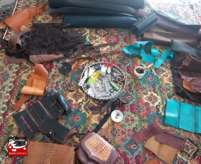 از آموزش بسیج تا خودکفایی؛ بانوی حسین‌آبادی با هنر چرم‌دوزی مسیر کارآفرینی را پیمود