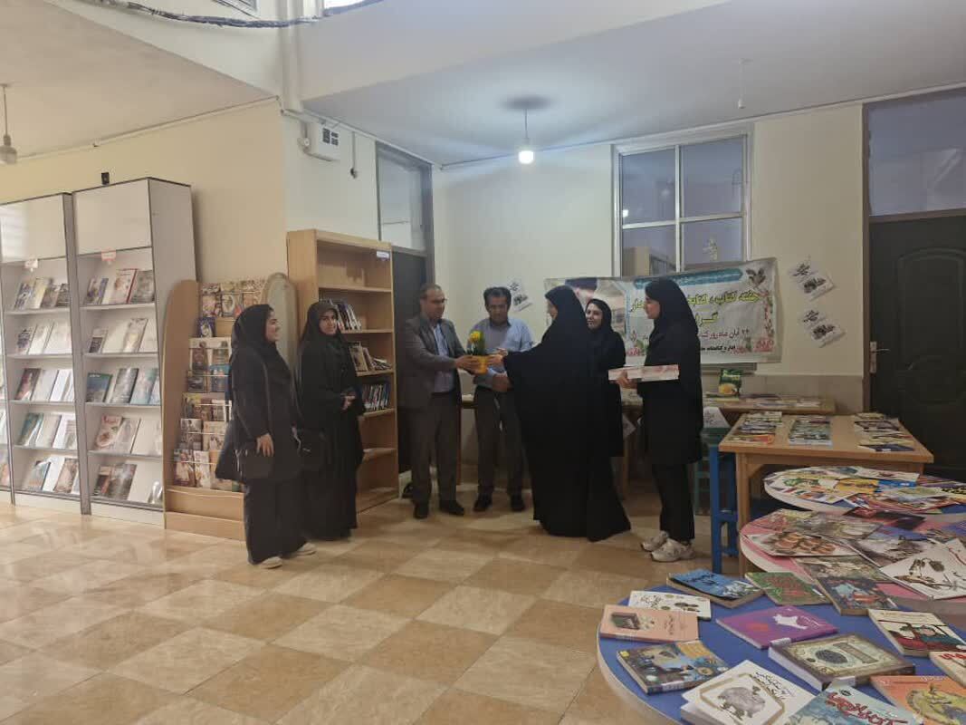 اقدام جالب بسیج دانشجویی دانشگاه آزاد اسلامی واحد لیکک در هفته کتابخوانی